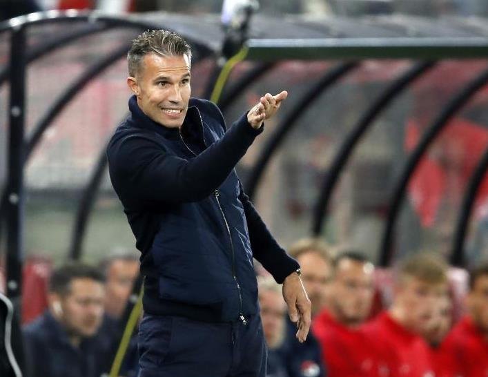 Dulu Dibantai Manchester United 2-8, Robin van Persie Kini Kalah 1-9 di Belanda