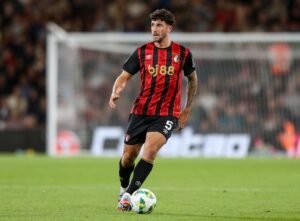 Kontrak Akan Berakhir, Bek Bournemouth Laris Manis Diincar Barcelona dan Juventus