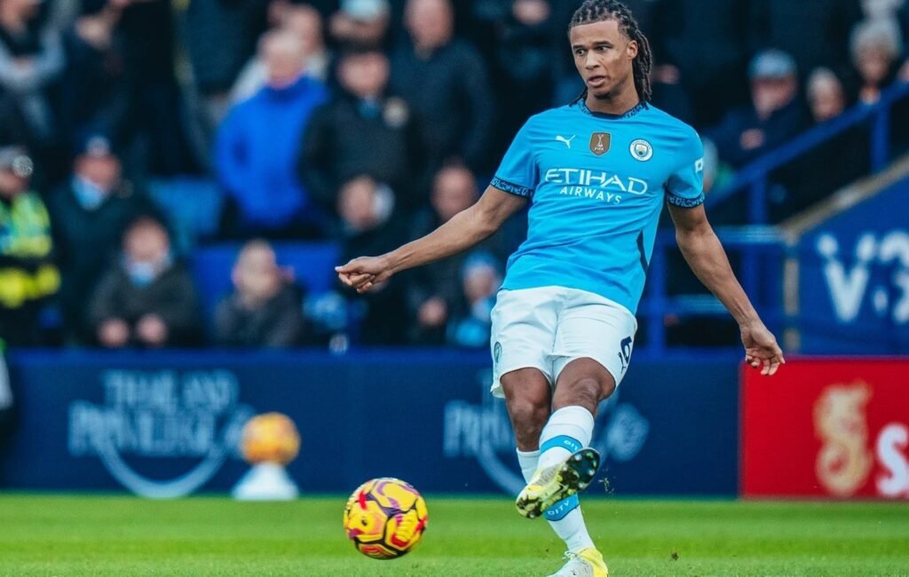 AC Milan Pantau Bek Manchester City yang Inginkan Menit Bermain Lebih Banyak