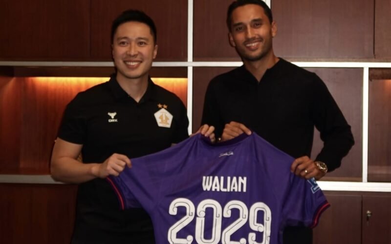 Tepis Rumor ke Persija, Ezra Walian Teken Kontrak Baru dan Bertahan di Persik